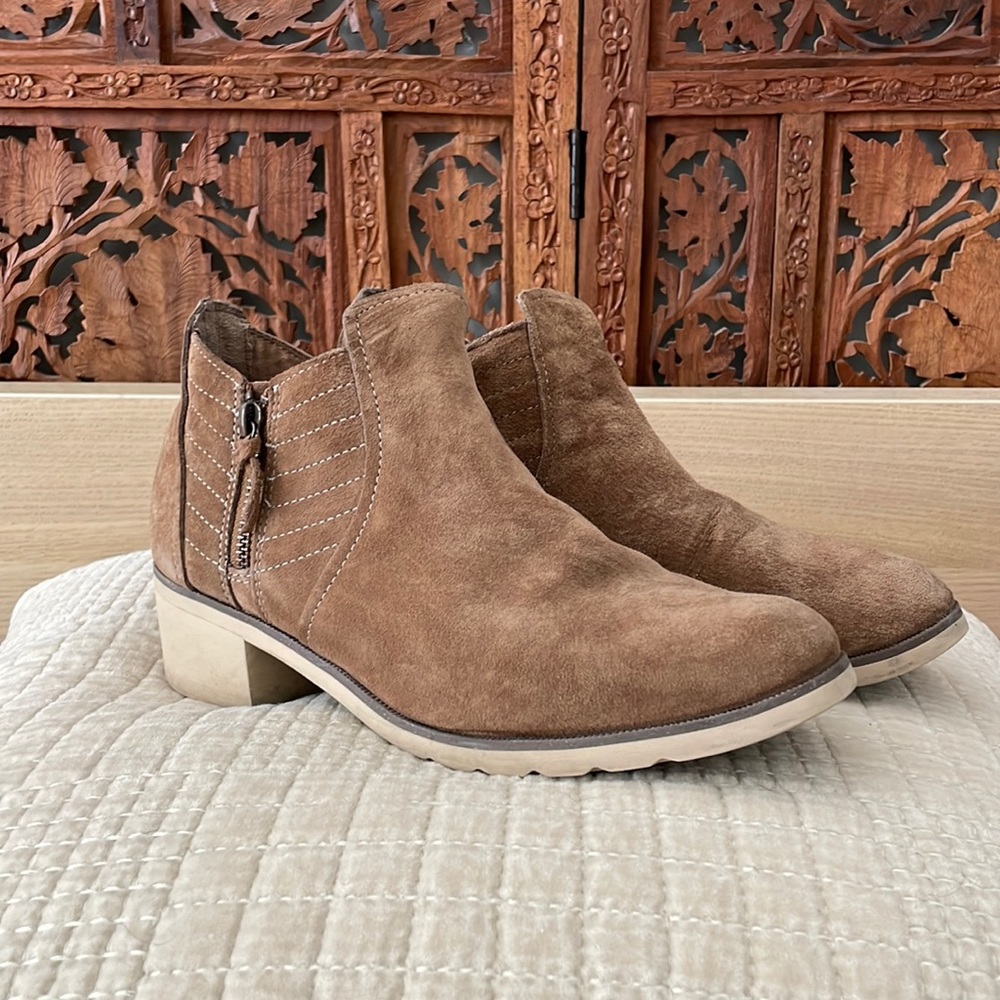 Reef suede boots